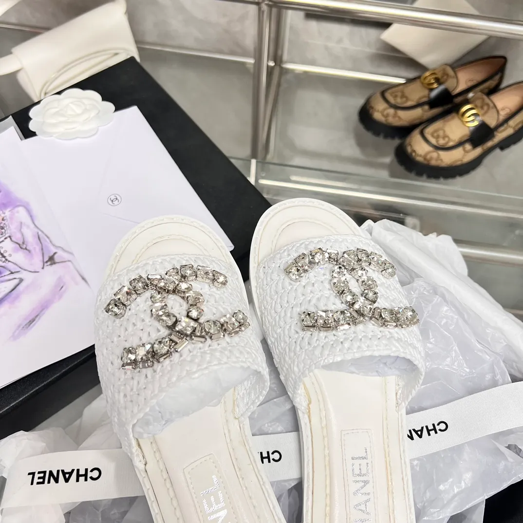 👟👟Ex-factory price 480👟👟 CHANEL woven handmade slippers are currently the most difficult slippers to make. They are all handmade. The diamonds are artificially put on one by one. Imported pure natural dense weaving! Super heavy duty! The quality is much better than the ones on the market, so it is not easily deformed and has a certain degree of flexibility to the touch, not that hard! It doesn’t feel stuffy when you wear it, and the breathability effect is really good! Size: 35-40. Genuine leather outsole. This product is relatively rare. Don’t hesitate to get it. I don’t know how many months it will last. Maybe it will be gone all of a sudden. This kind of shoes can’t be made for long. It’s too troublesome.